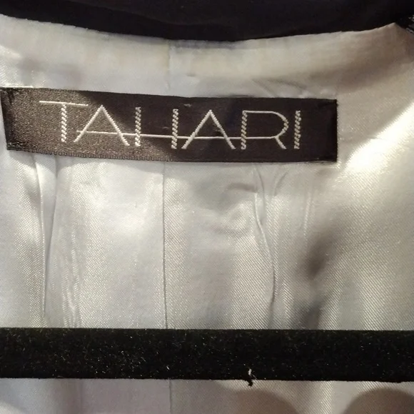 Tahari women's silk navy blue 2-piece suit. EUC. Size 10.